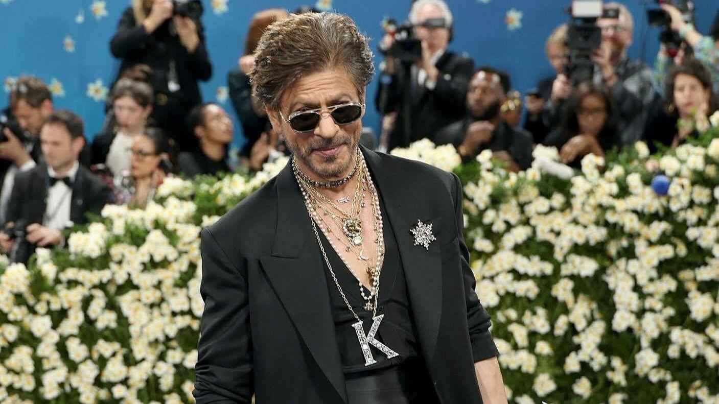 বাঙালির ডিজাইনে মেট গালা রাঙালেন শাহরুখ খান